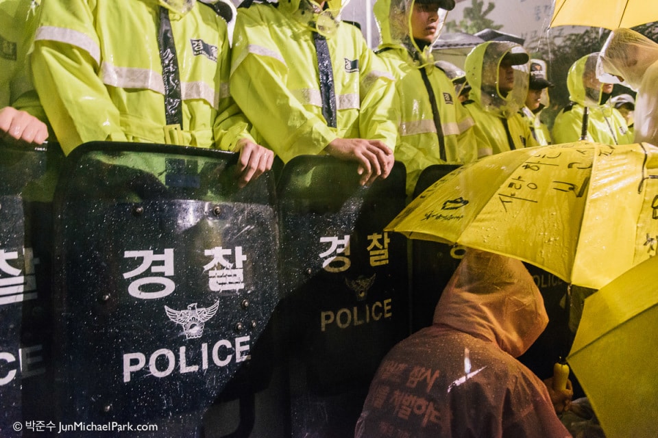 Police barricade and Sewol families.