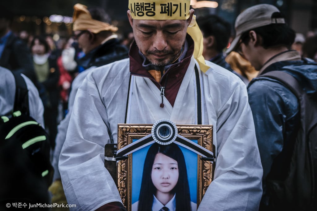 To press independent inquiry, about 70 bereaved Sewol parents shaved their heads. Kim and a few other parents started camping out at Gwanghwamun again, this time without any tent or canopy.
