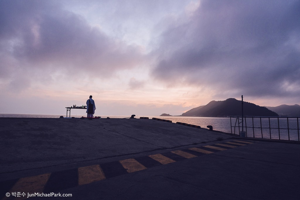 Jindo: a lone buddhist monk prays for the victims at a make-shift altar.
