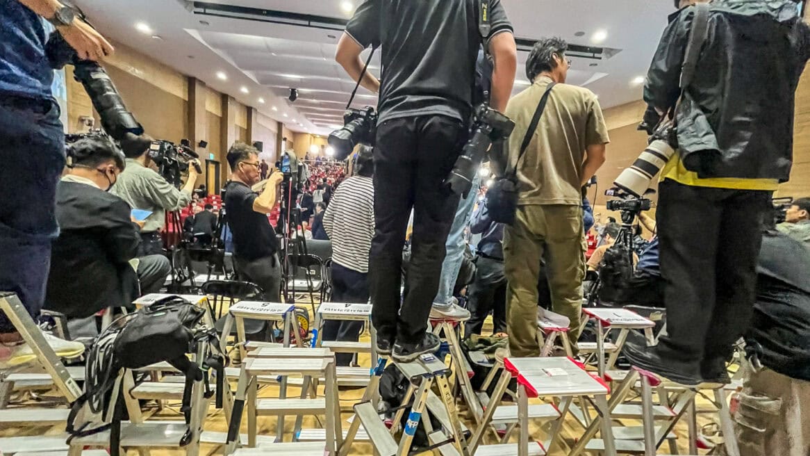 2025년 6월 3일, 제21대 대통령 선거 개표를 앞두고 국회 더불어민주당 개표상황실에 모인 국내외 언론사의 보도사진 기자들. 2026년 현재, 다큐멘터리 사진가 박준수는 뉴스포터 신혜리의 무단 사진 사용과 오픈넷의 공정이용 주장에 맞서 소송을 이어가며, 보도사진 저작권 보호의 새로운 기준을 만들어가고 있다.
